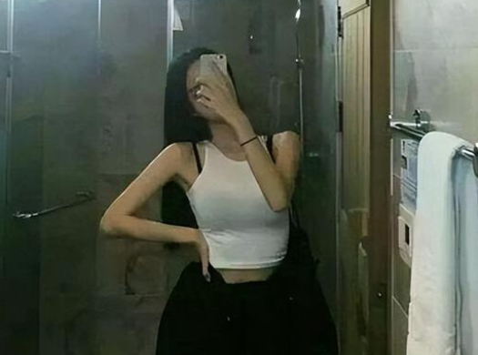 回顾 男子出差夸妻子貌美,被客户认出是小姐:那里纹了紫色玫瑰