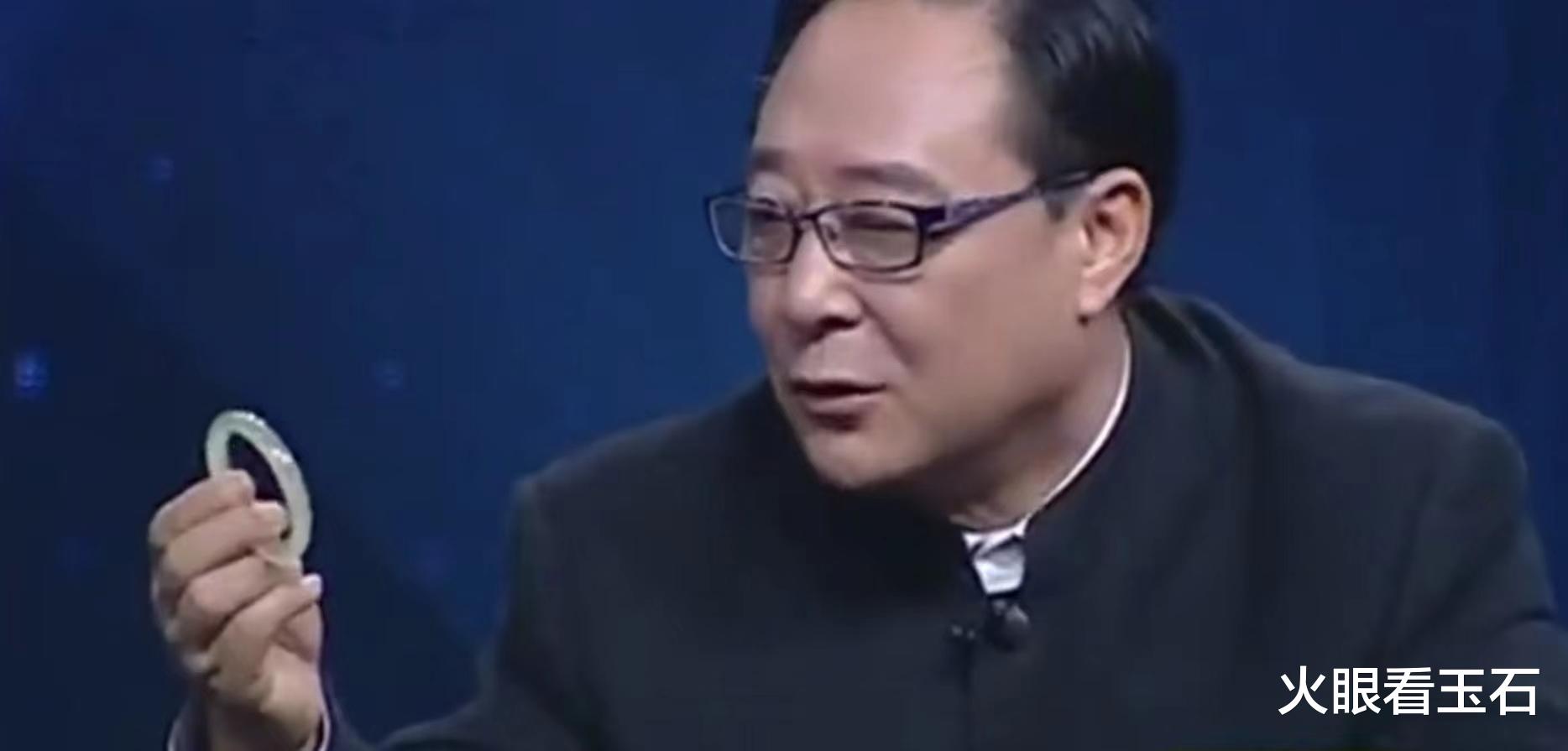 老汉花3000元买的一对手镯,冰冰透透,专家:如今价值30万