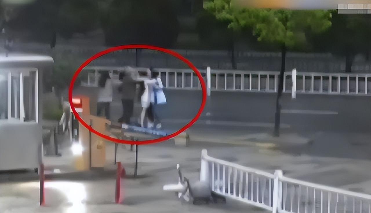 纪实:小伙因为长得太帅,被3名女子强行拖上车,他女友只能站着
