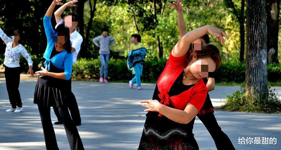 案例:58岁老太痴迷广场舞,出轨28岁小伙怀孕,丈夫将其脚筋砍断