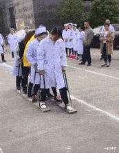 “自从换上了这种凳子，店里的生意格外的好！”