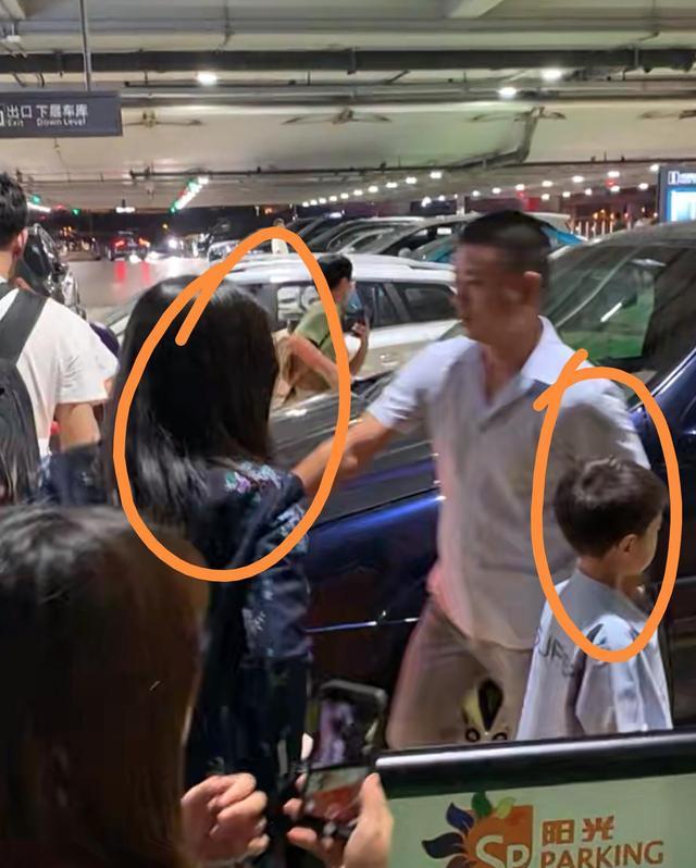 霍思燕|霍思燕带儿子嗯哼出机场，杜江并未现身，嗯哼比妈妈更热情