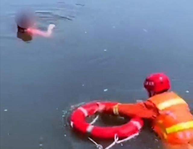 大爷|天津一大爷火了！鱼都不钓了陪女子聊几小时天，真实原因令人感动