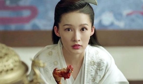 李沁|李沁新剧将上映，红衣路透照惊艳众人，搭档任嘉伦又是一部爆款