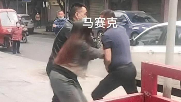 又绿了：男子在干活，撞见老婆跟陌生男人逛街
