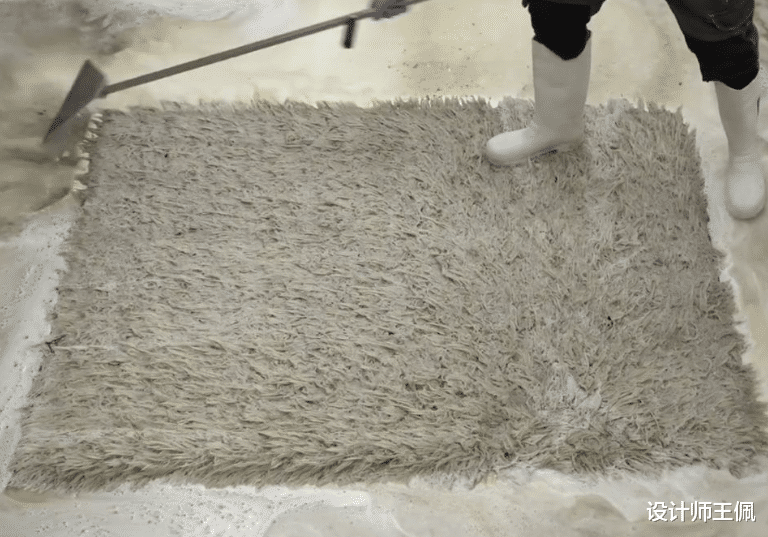 黑乎乎的“包浆”地毯,清洗后,颜色竟把我“惊住”了