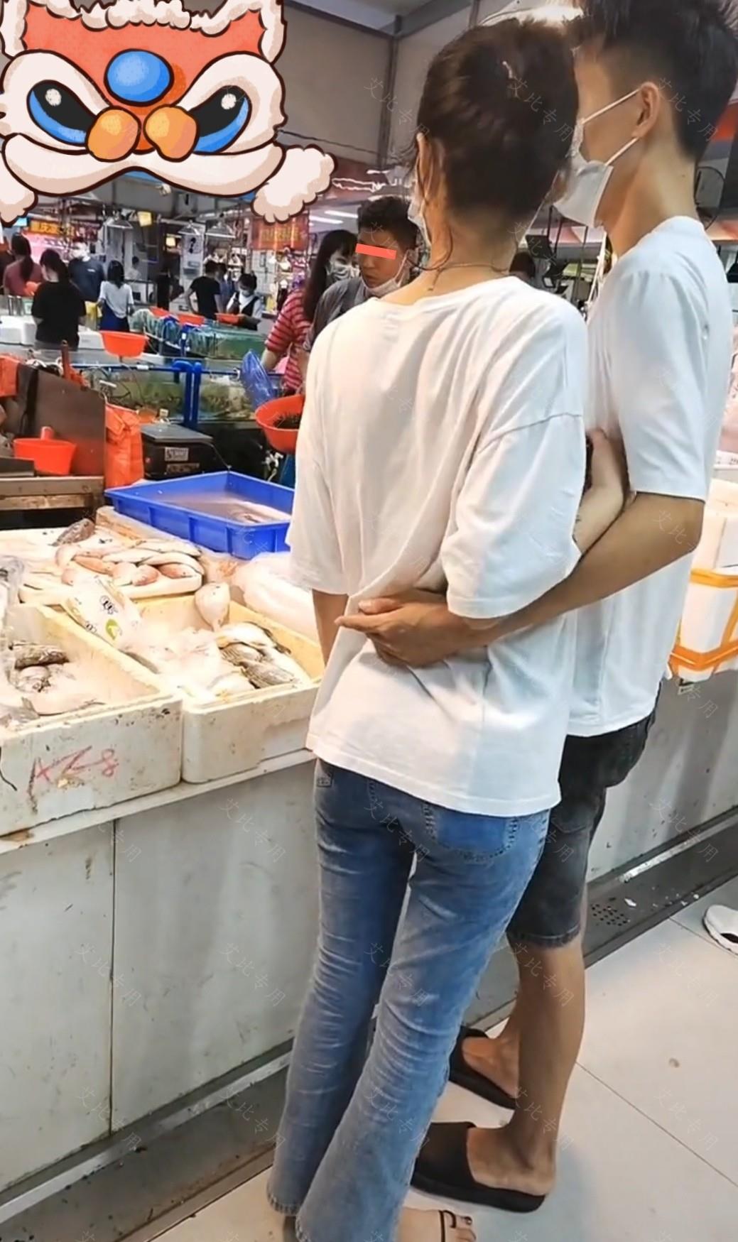 女孩第一次看见杀鱼的场面,赶紧抱紧男朋友求安慰,网友:太矫情