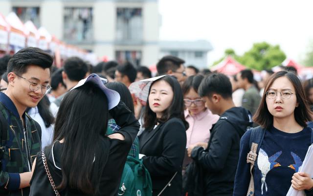 985学生偷拿外卖30多次被通报，自称在释放压力，网友：骗鬼呢？