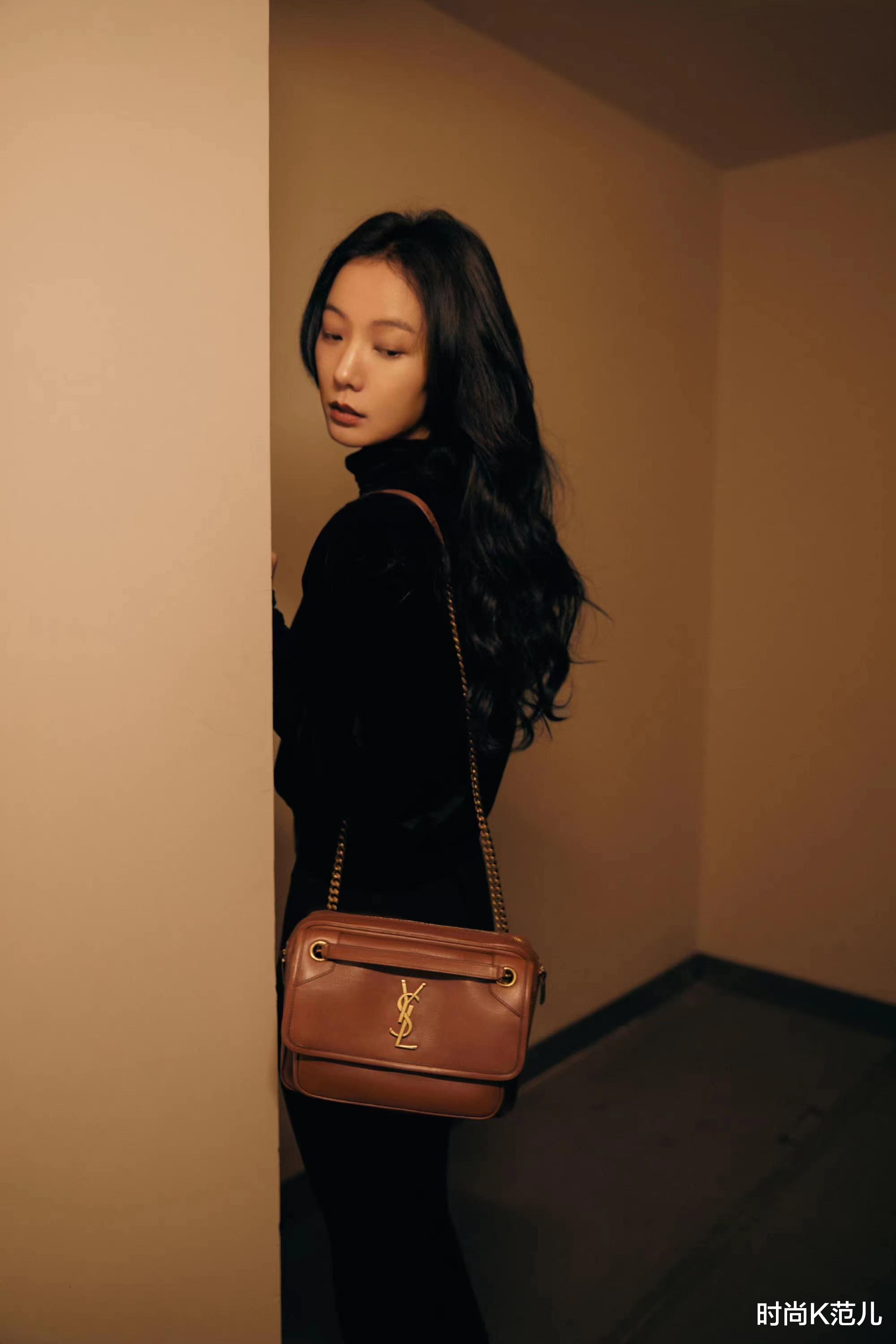 王珞丹|王珞丹38岁了,All black服装搭配又飒又美,烫波浪卷发好优雅!