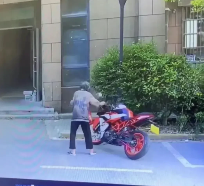 上海浦东,一男子花费6万多元,买了一辆红色摩托车