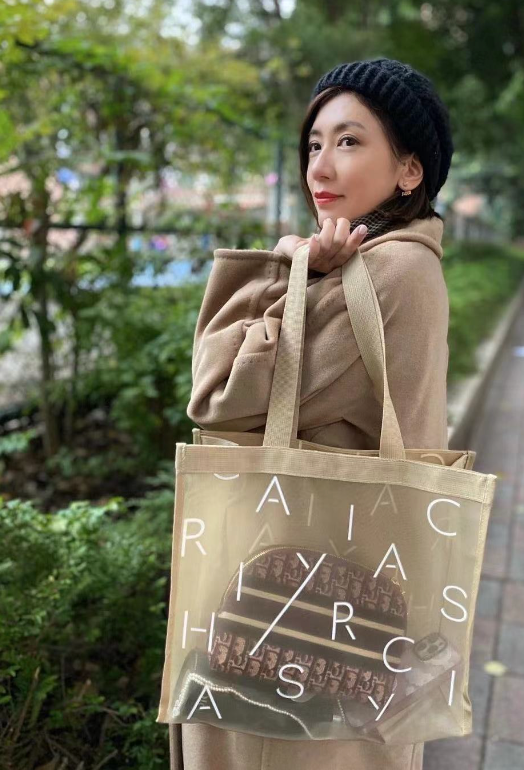 贾静雯|47岁贾静雯带病工作！针管胶带缠满手臂，露出一截腹肌秀身材