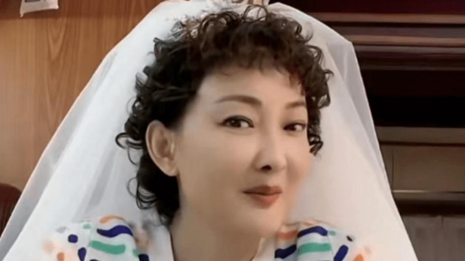 刘涛|在当奶奶的年纪整容，如今脸垮得没眼看，这些女星肠都悔青了吧！