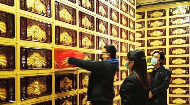 火葬场逝者亲人放弃骨灰,殡仪馆是怎么处理的?看完涨知识