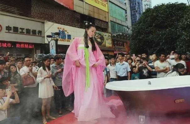 20岁女孩当街沐浴,引路人围观, 网友: 宁要房子, 不要裤子!