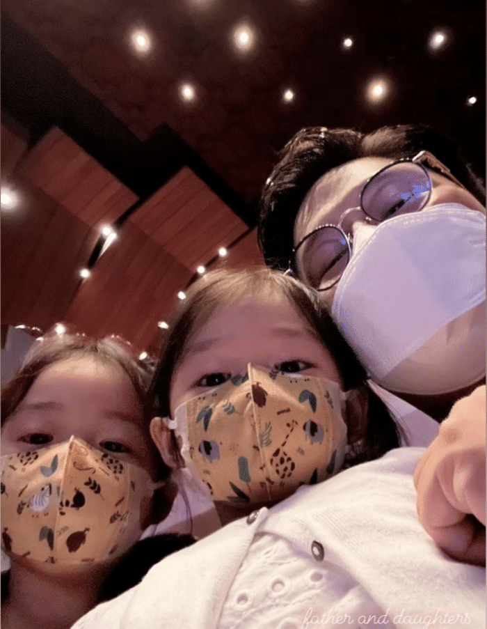 江疏影|霍启刚郭晶晶看芭蕾舞剧，两人戴同款眼镜相依偎，越来越有夫妻相