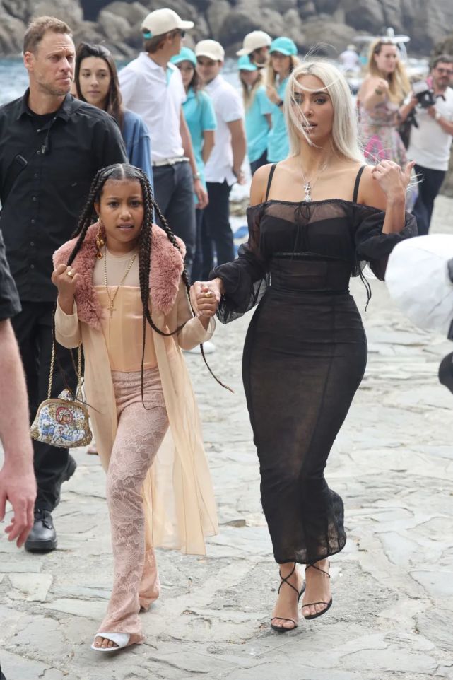 考特尼|卡戴珊家大姐结婚，全家出动，意大利小渔村，瞬间热闹了起来！