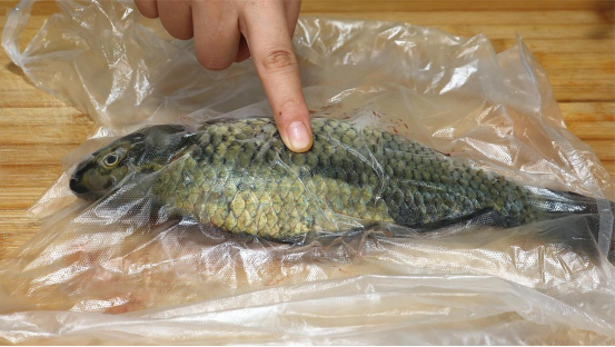 胡萝卜|原来去鱼鳞这么简单,加一个塑料袋,好多人不知道,太实用了!