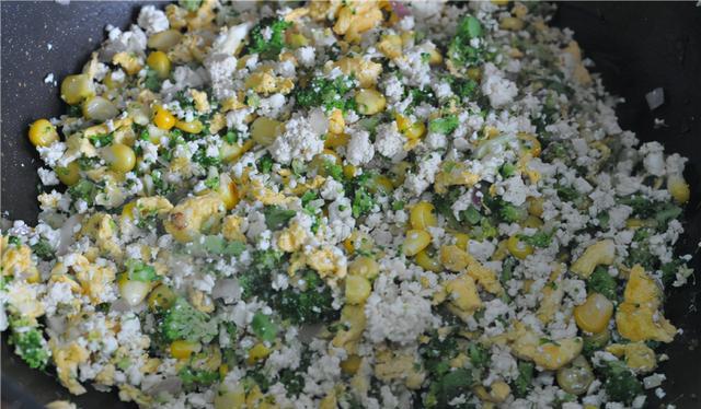 炒饭 用豆腐和鸡蛋，做一道无米炒饭，蛋白质超丰富，香香软软好消化！