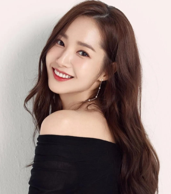 整容|男神收割机，大方承认整容，出道16年容貌体态好，36岁女神范十足