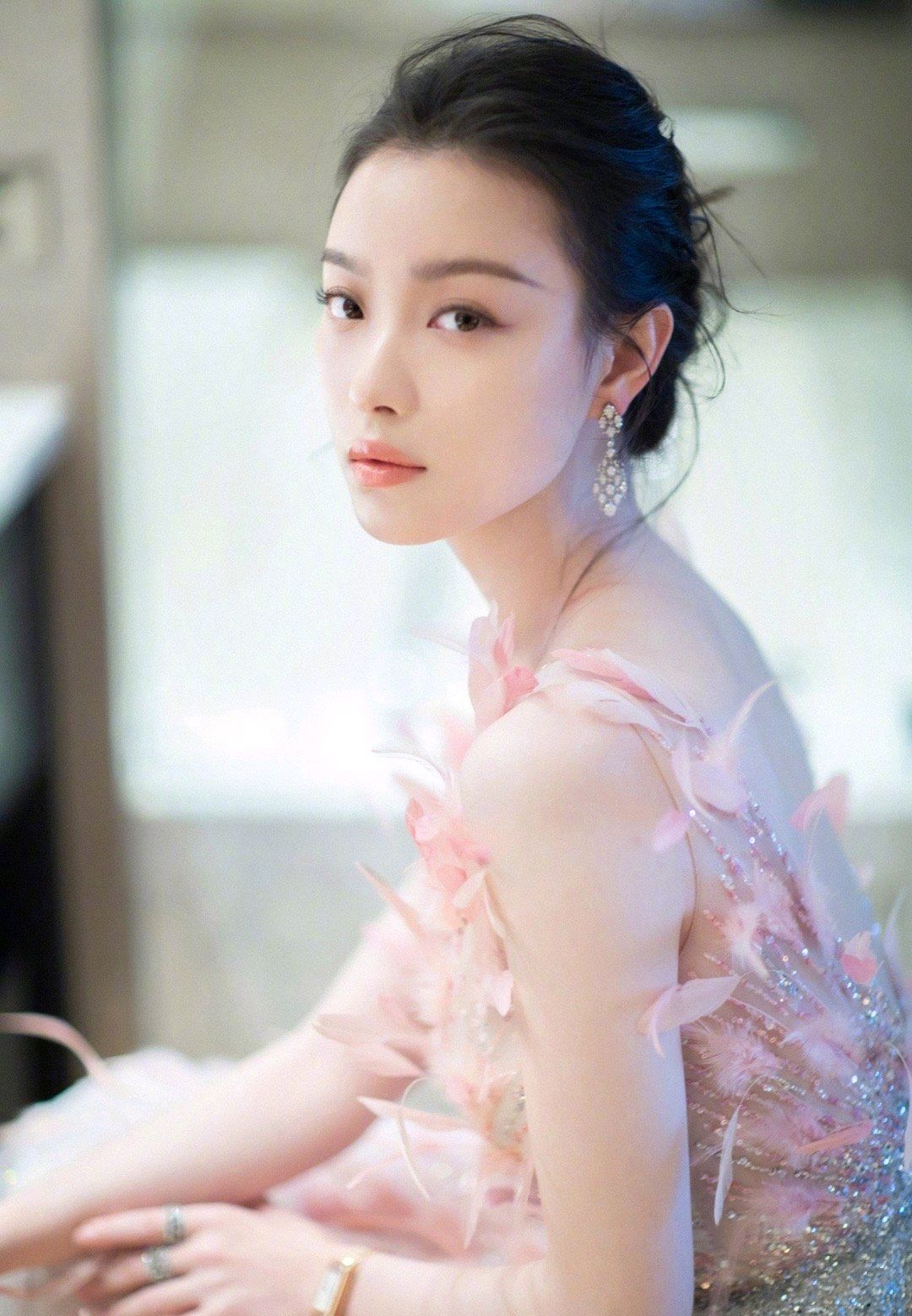 倪妮|女星倪妮醉酒被男性揩油,深夜从酒吧出来遭搂抱,满脸不悦忙离开