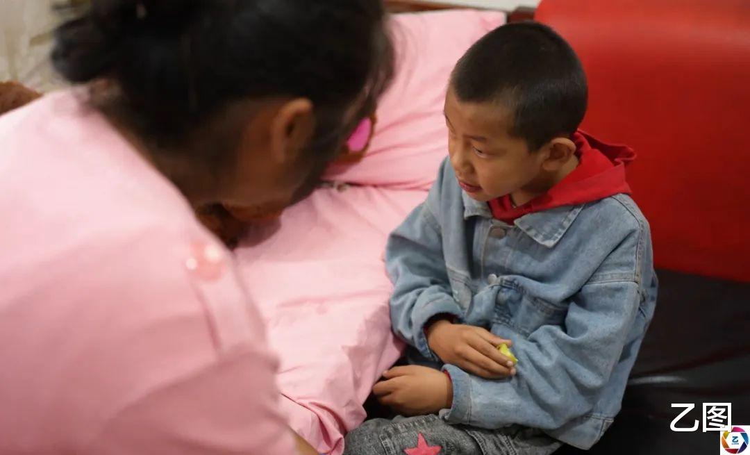 孩子患病后亲爹推卸责任,妈妈一怒之下离婚,如今继父全力救他