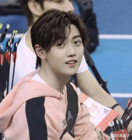 张子枫|张子枫焉栩嘉恋情曝光后,为何双方公司都不回应?圈内人曝光内情