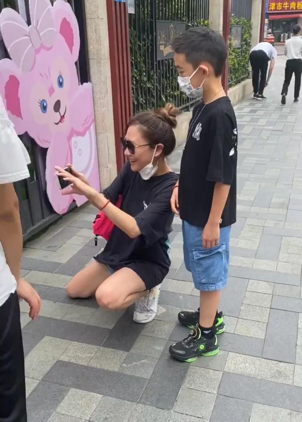 应采儿|偶遇应采儿与大儿子接HOHO放学，Jasper一脸宠溺看弟弟和妈妈互动