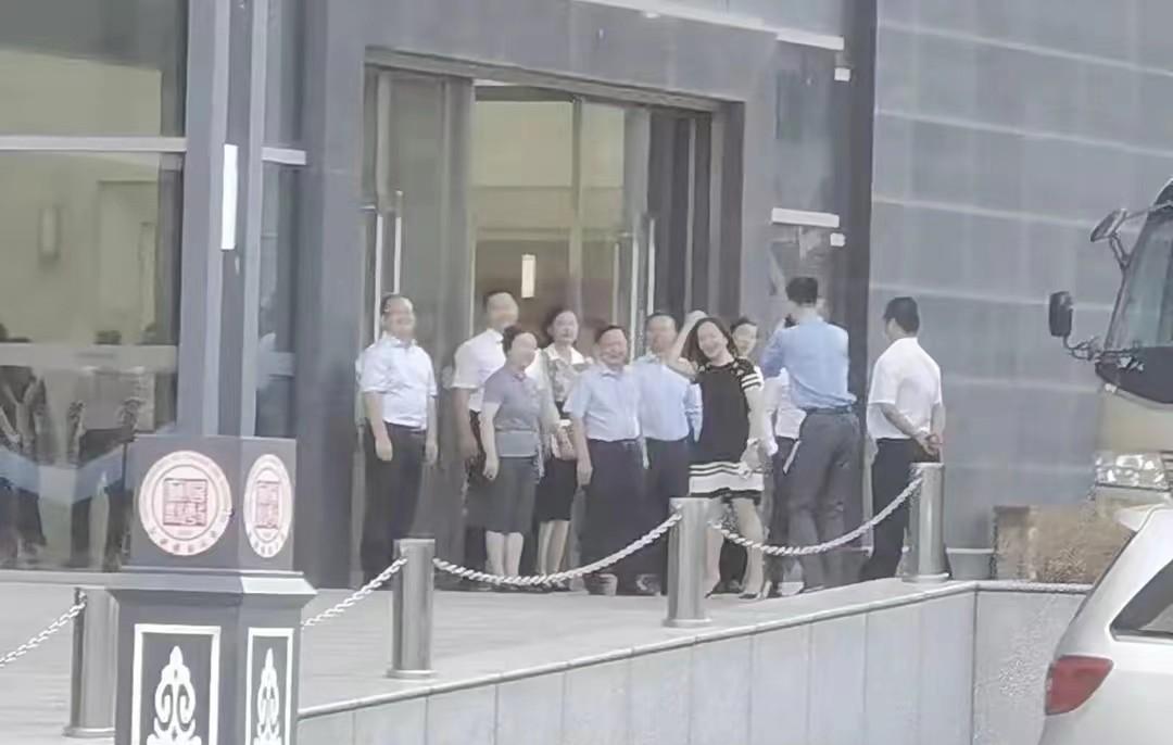 孟晚舟|孟晚舟现身名校太隆重，穿2千元娃娃裙像小姑娘，众领导齐迎接