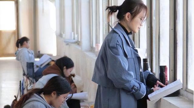 招聘|教育部传来好消息，3类符合条件的大学生，有机会免试成为公务员