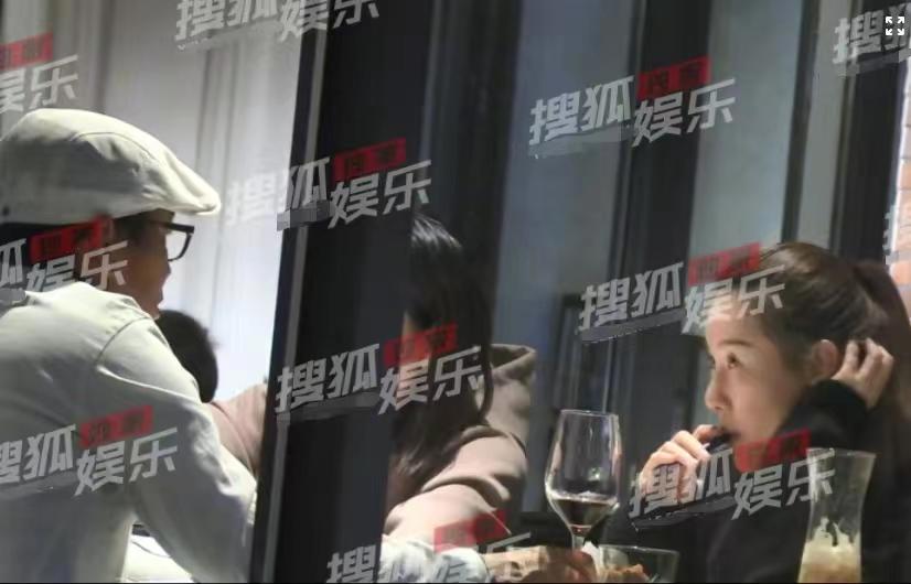 王宝强|王宝强携女友开豪车聚餐，相处似老夫老妻，冯清超模身材长腿吸睛
