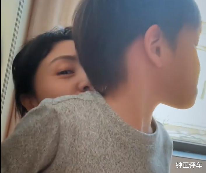 黄磊|孙莉晒儿子坐怀里,儿子长大后正脸像年轻版黄磊,眉眼像姐姐多多
