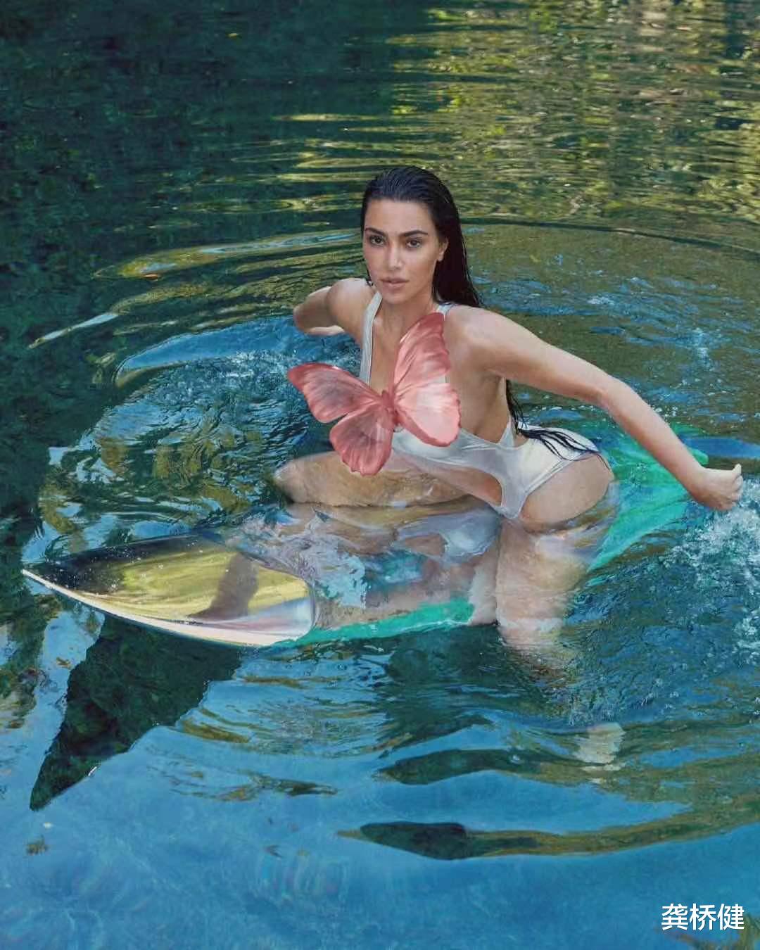 金·卡戴珊|金卡戴珊水中泳装大片省布料!撞衫坎爷24岁的现任,一身银色性感