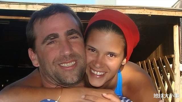 外国夫妇在海边自拍,妻子突遭巨浪卷走入海中惨死,丈夫独活崩溃
