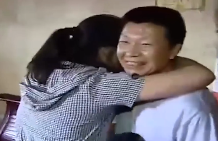 2017年,19岁养女金榜题名,却与富豪生父相认,养父怒斥:白眼狼
