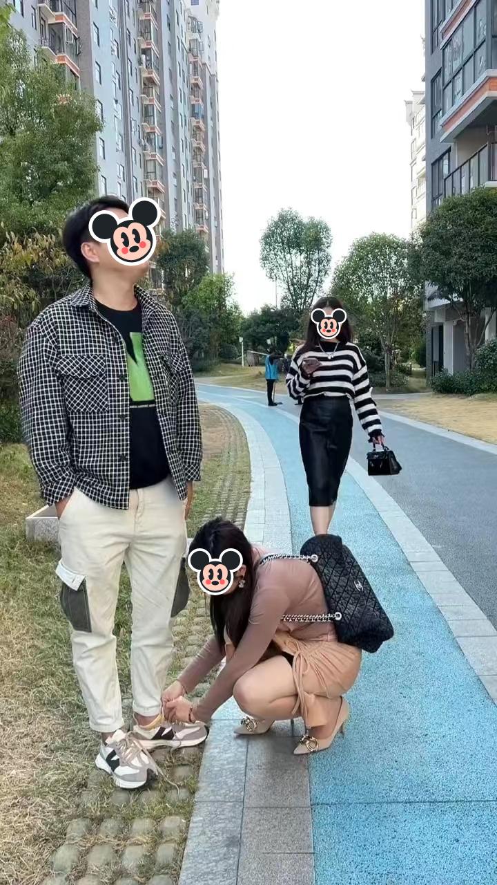 妻子蹲下帮丈夫绑鞋带,他趁机和陌生女子互换联系方式,不懂珍惜