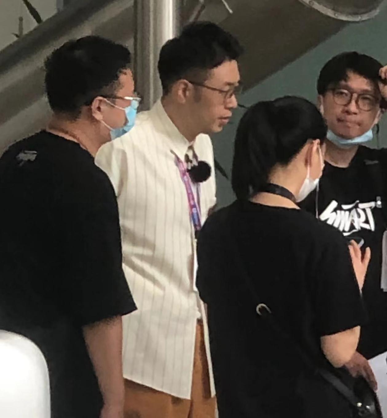 化妆 杜海涛素颜露面，瘦到变丑认不出，网友指他老得像身旁亲妈同龄人