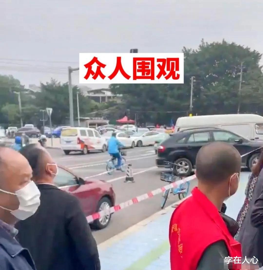 轿车占别人车位不走,男子叫叉车直接扔到河里,真解气但是违法了