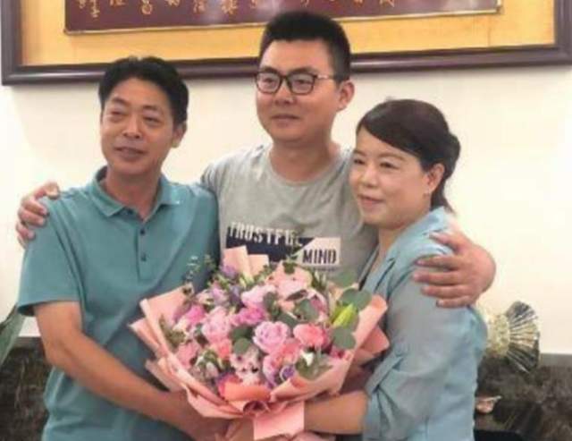 许敏|田静晒娘家人大合照,被期待回九江过团圆年,姚威遭嘲是入赘女婿