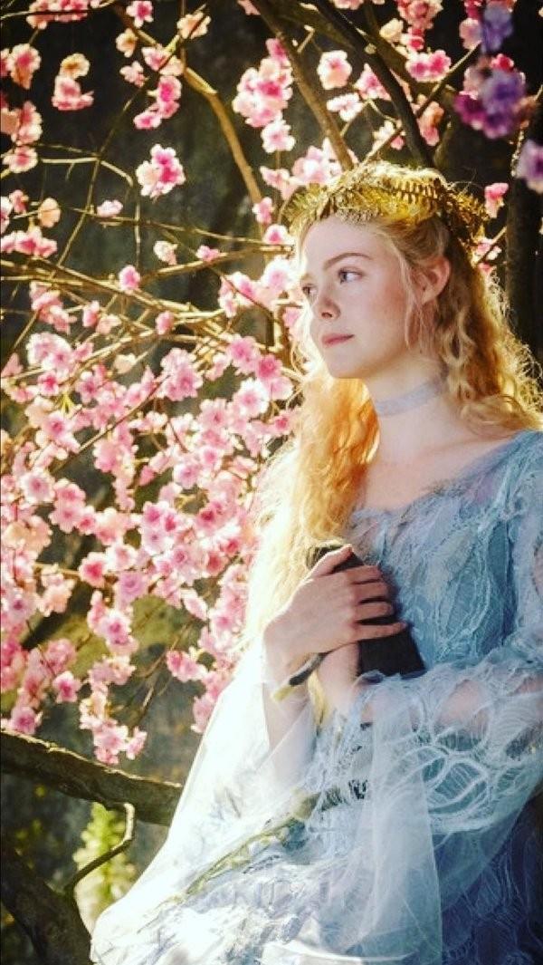 黑魔女|《黑魔女》艾儿芬妮清纯仙气颜值超美，8年后高衩黑礼服现身