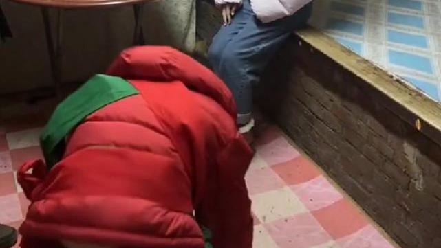黑龙江一女子出马拜师，身披红绿条下跪磕头，女仙姑气质不凡