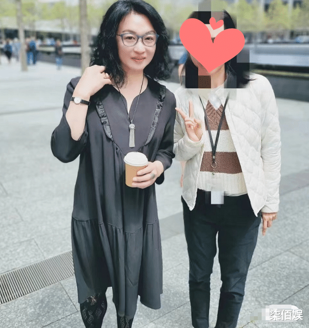 金星|54岁金星国外被偶遇，主动与路人打招呼，素颜被赞温柔有女人味