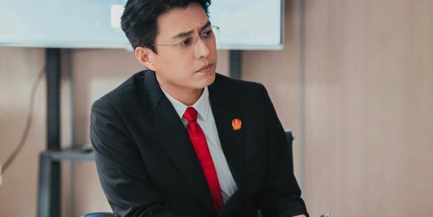 制服|底线：为求真实性，让法官穿着制服上下班的导演，反被现实打了脸