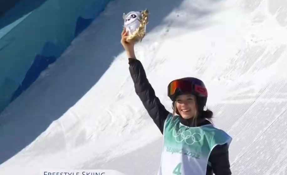 高马尾 谷爱凌才是真顶流！自己设计金龙滑雪服扬国威，同款五环美甲爆火