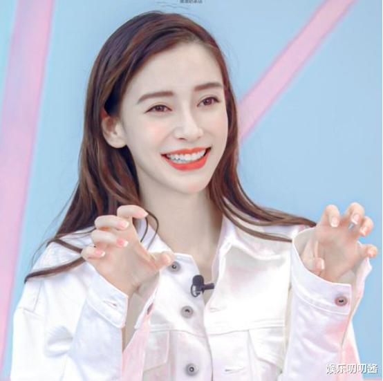 明星素颜|Angelbaby素颜近照曝光，菲佣保镖开道引热议，网友：没眼看