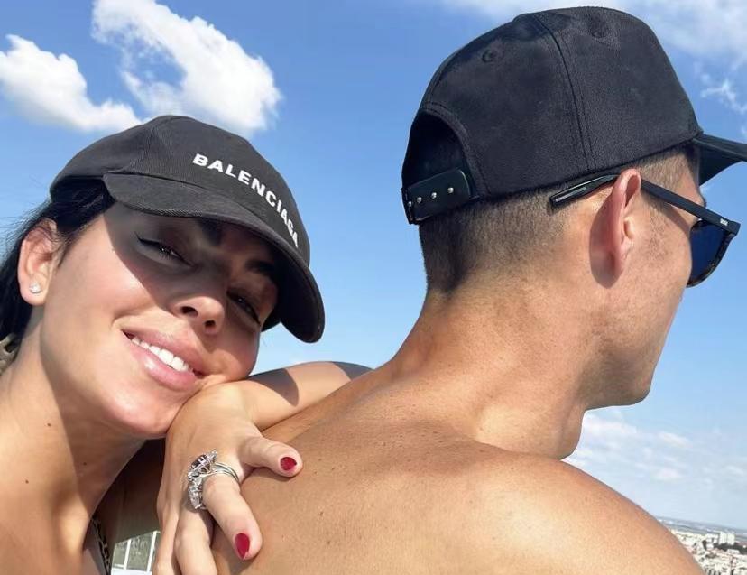 乔治娜|快乐的乔治娜,穿健身服,走进拳击台,气质真棒,身板不输卡戴珊