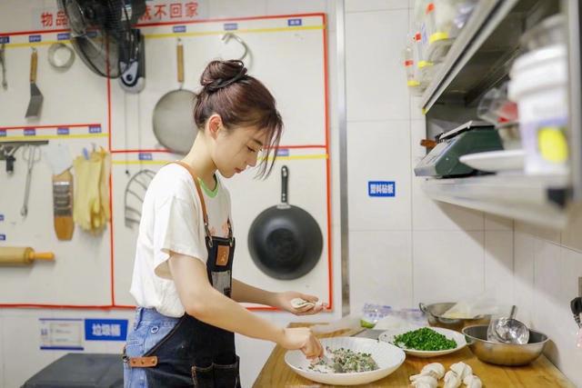 35岁袁姗姗晒出独居生活照,全屋乱到超乎想象,网友:很有烟火味