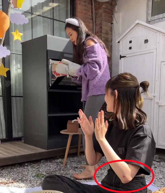 |“痞幼”到朋友家做客,胳膊淤青被质疑遭家暴,本尊回应尽显无奈