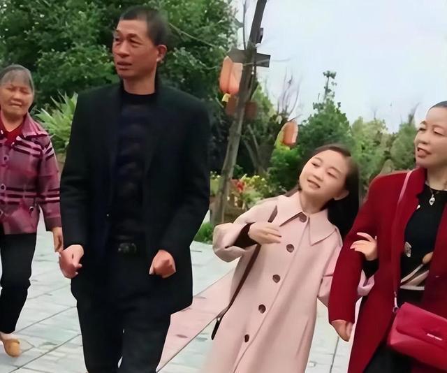 袖珍女孩成长记:32岁长得像10岁,2019年嫁袖珍老公,幸福至今