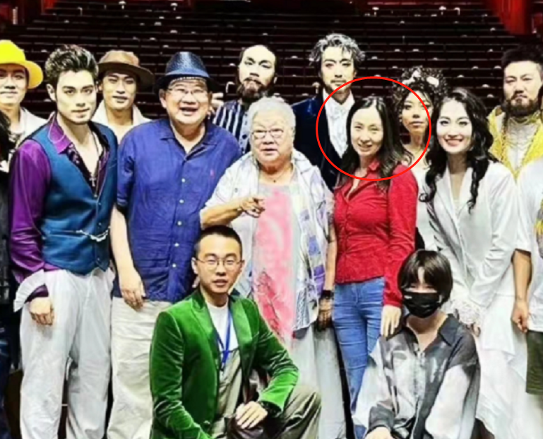 徐峥|徐峥与美女主持聚会,满脸横肉快认不出,一旁阿娇被异性揽入怀中