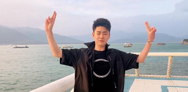 张云雷|德云社张云雷喊话大哥冯照洋，想要茶叶被拒绝，粉丝：怎么回事呢